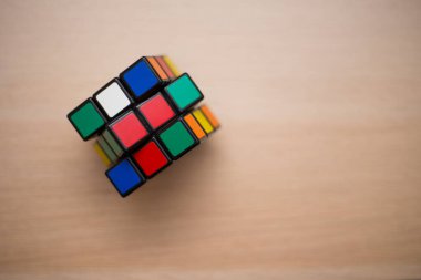 Renkli 3B kombinasyon Rubik küpü 3 'er 3' er tahta bir masada yatıyor.
