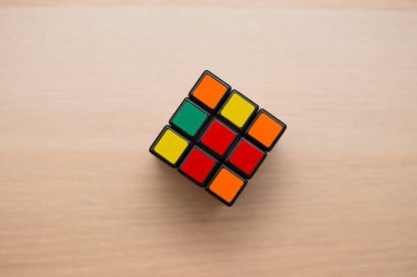Renkli 3B kombinasyon Rubik küpü 3 'er 3' er tahta bir masada yatıyor.