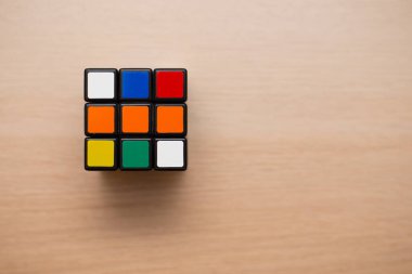 Renkli 3B kombinasyon Rubik küpü 3 'er 3' er tahta bir masada yatıyor.