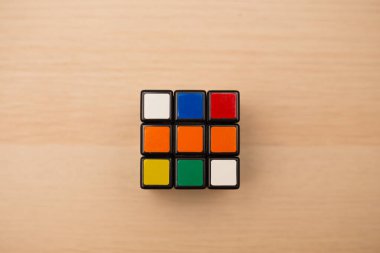 Renkli 3B kombinasyon Rubik küpü 3 'er 3' er tahta bir masada yatıyor.