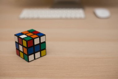 Renkli 3B kombinasyon Rubik küpü 3 'er 3' er tahta bir masada yatıyor.