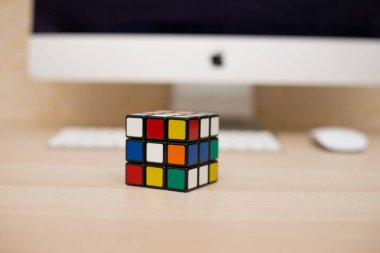 Renkli 3B kombinasyon Rubik küpü 3 'er 3' er tahta bir masada yatıyor.
