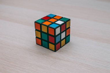 Renkli 3B kombinasyon Rubik küpü 3 'er 3' er tahta bir masada yatıyor.