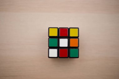 Renkli 3B kombinasyon Rubik küpü 3 'er 3' er tahta bir masada yatıyor.