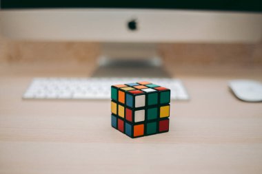 Renkli 3B kombinasyon Rubik küpü 3 'er 3' er tahta bir masada yatıyor.