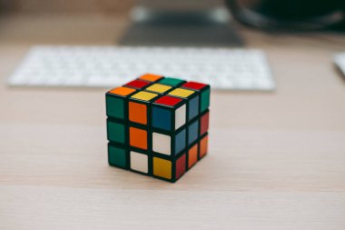 Renkli 3B kombinasyon Rubik küpü 3 'er 3' er tahta bir masada yatıyor.