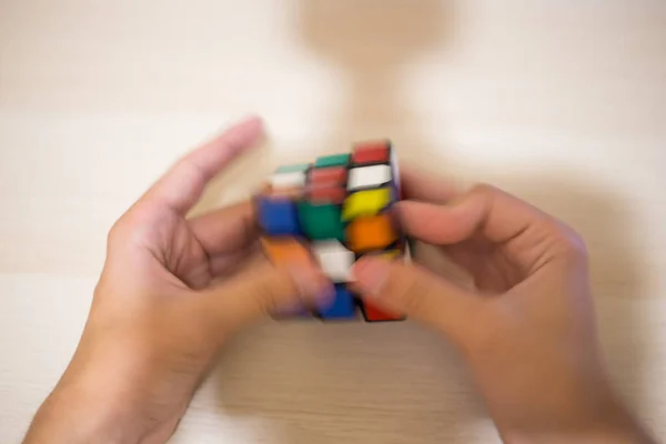 Χέρι Κρατά Ένα Χρωματιστό Παζλ Κύβος Του Rubik Τρία Από — Φωτογραφία Αρχείου