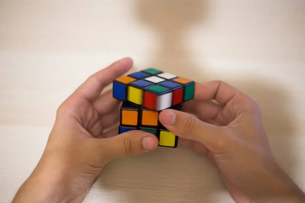 Χέρι Κρατά Ένα Χρωματιστό Παζλ Κύβος Του Rubik Τρία Από — Φωτογραφία Αρχείου