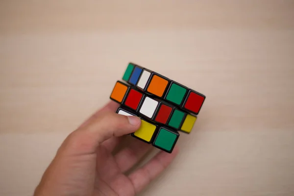 Mano Sostiene Rompecabezas Color Cubo Rubik Tres Por Tres Mentiras — Foto de Stock