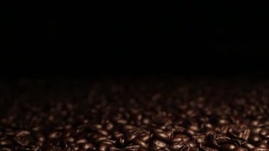 Dikey kahve çekirdekleri kavrulmuş.