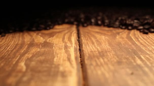 Palone Ziarna Kawy Spadające Drewniany Stół Pokryte Ziarnami Kawy — Wideo stockowe