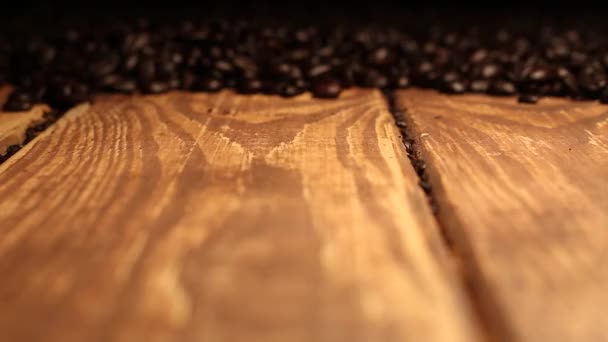 Gebrande Koffiebonen Vallen Houten Tafel Bedekt Met Koffiebonen — Stockvideo