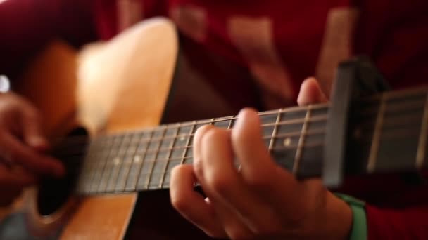 Uomo Con Maglione Rosso Suona Una Chitarra Acustica All Interno — Video Stock