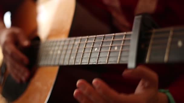 Hombre Con Suéter Rojo Toca Una Guitarra Acústica Interior Una — Vídeos de Stock