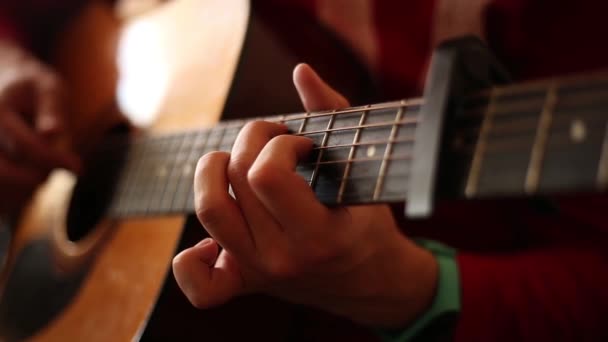 Uomo Con Maglione Rosso Suona Una Chitarra Acustica All Interno — Video Stock