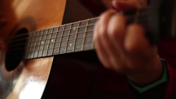 Hombre Con Suéter Rojo Toca Una Guitarra Acústica Interior Una — Vídeos de Stock