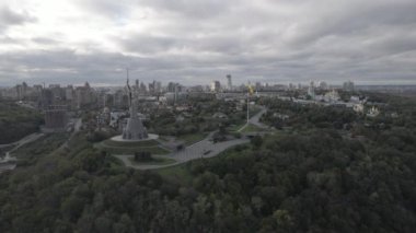 İnsansız hava aracından Anavatan Anıtı 'na gündüz vakti hava görüntüsü.