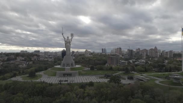 Flygfoto från en drönare till Motherland Monument i dagsljus — Stockvideo