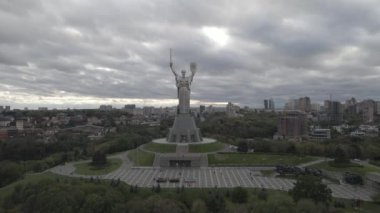 İnsansız hava aracından Anavatan Anıtı 'na gündüz vakti hava görüntüsü.