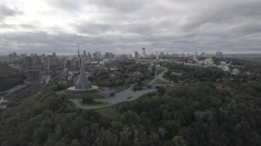 İnsansız hava aracından Anavatan Anıtı 'na gündüz vakti hava görüntüsü.