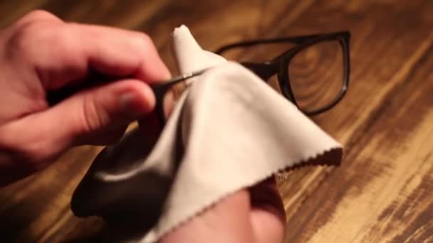Man Veegt Gezichtsbril Met Een Microvezel Doek — Stockvideo