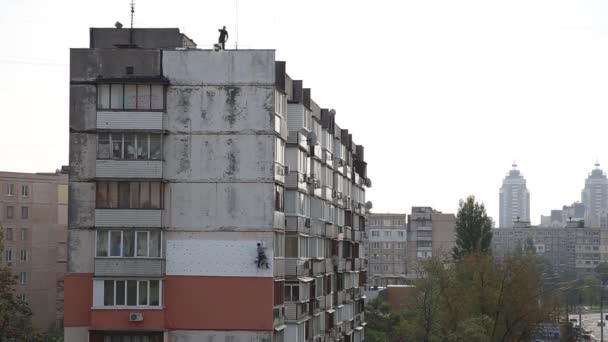 Isolamento Fachada Edifício Vários Andares Cidade Homem Pendura Uma Corda — Vídeo de Stock