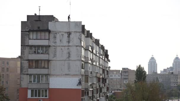 Isolamento Fachada Edifício Vários Andares Cidade Homem Pendura Uma Corda — Vídeo de Stock