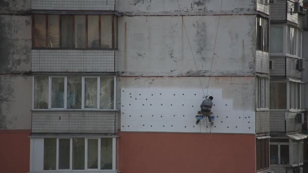 Isolamento Della Facciata Edificio Più Piani Della Città Uomo Appeso — Video Stock