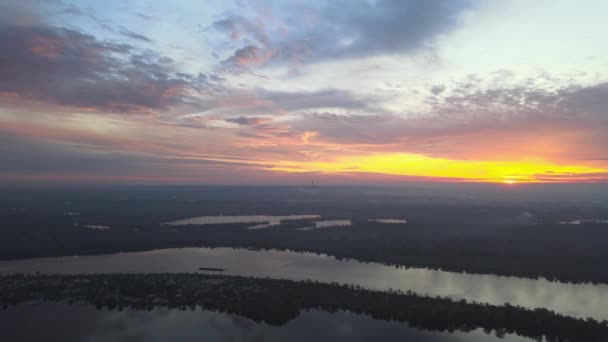 Vue aérienne depuis le drone au lever du soleil sur la rivière dans la ville — Video