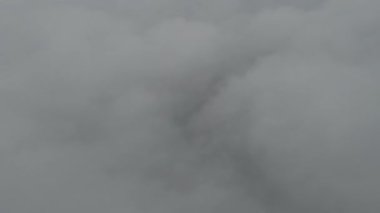 Sis ve bulutların üzerindeki İHA 'dan hava görüntüsü