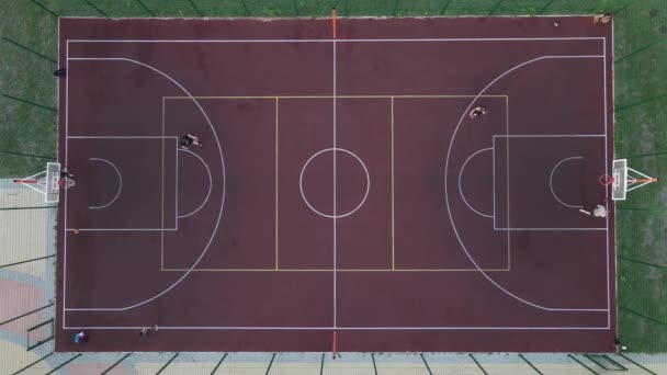 Luftaufnahme eines jungen Mannes beim Basketballspielen auf der Straße — Stockvideo