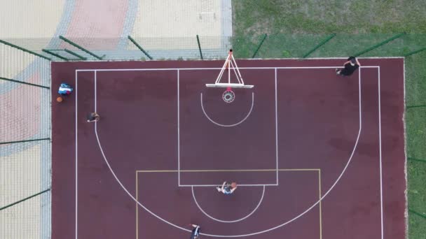 Luftaufnahme eines jungen Mannes beim Basketballspielen auf der Straße — Stockvideo