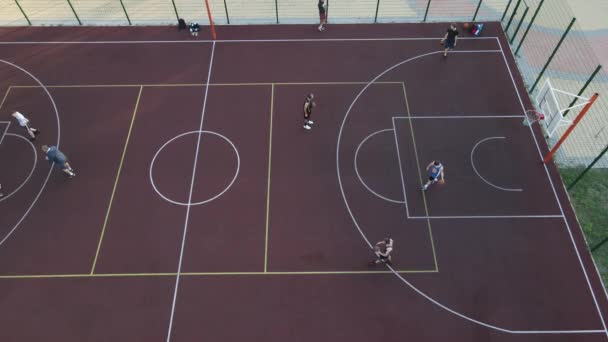 Letecký pohled na mladíka, který hraje basketbal na ulici — Stock video