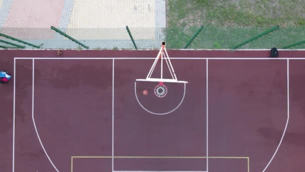 Luftaufnahme Eines Jungen Mannes Beim Basketballspielen Auf Der Straße — Stockvideo