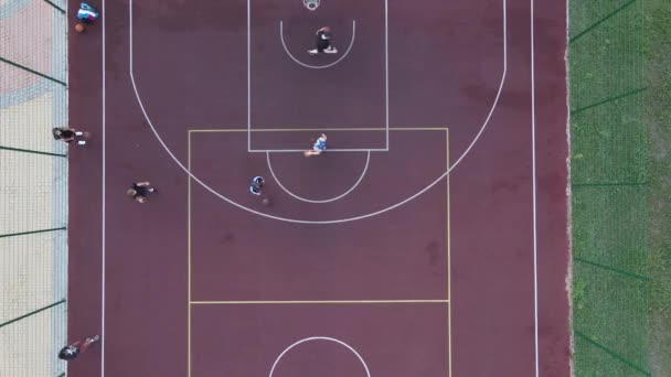 Flygfoto Ung Kille Som Spelar Basket Gatan — Stockvideo