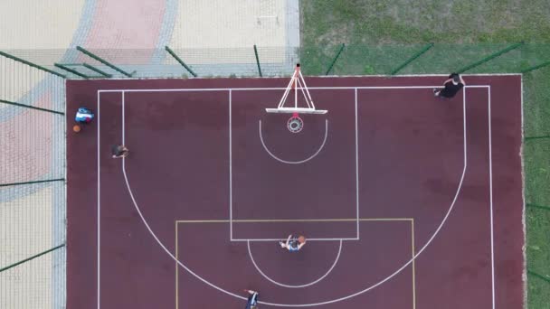 Luftaufnahme Eines Jungen Mannes Beim Basketballspielen Auf Der Straße — Stockvideo