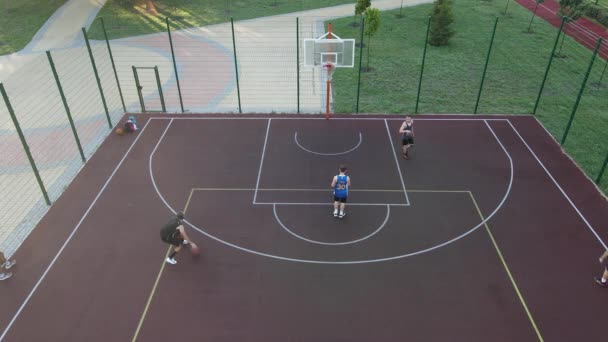 通りでバスケットボールをしている若い男の空中ビュー — ストック動画