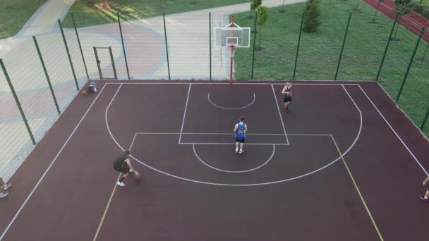 Luftaufnahme Eines Jungen Mannes Beim Basketballspielen Auf Der Straße — Stockvideo