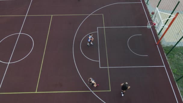 Luftaufnahme Eines Jungen Mannes Beim Basketballspielen Auf Der Straße — Stockvideo