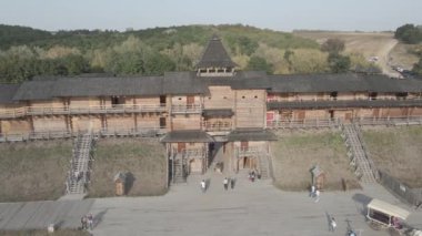 Orta Çağ 'dan kalma eski ahşap bir kalenin havadan görünüşü.