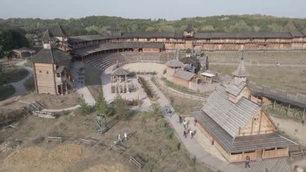Luftaufnahme Einer Alten Hölzernen Festung Aus Dem Mittelalter — Stockvideo