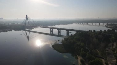 Kiev 'de kabloyla kalan kuzey köprüsünün havadan görüntüsü.