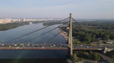 Kiev 'de kabloyla kalan kuzey köprüsünün havadan görüntüsü.