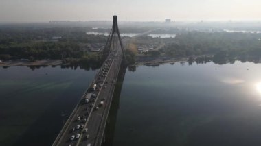 Kiev 'de kabloyla kalan kuzey köprüsünün havadan görüntüsü.