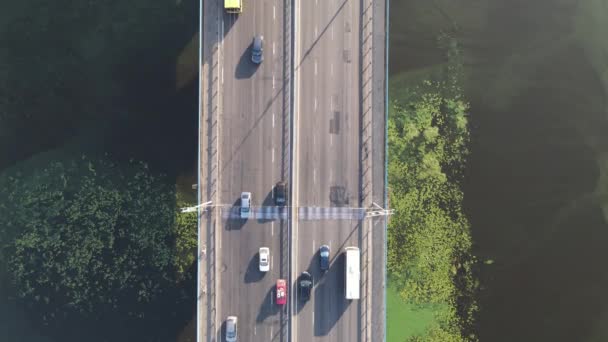 Αεροφωτογραφία της οδικής γέφυρας πάνω από τον ποταμό — Αρχείο Βίντεο