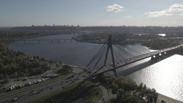 Kiev 'de kabloyla kalan kuzey köprüsünün havadan görüntüsü. — Stok video