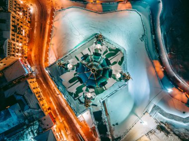 19. yüzyılın havadan görünüşü. St. Andrew Kilisesi. Kışın gece Kiev 'in merkezinde.