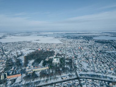 Kışın Chernihiv 'deki Nizhyn şehrinin insansız hava aracı görüntüsü.