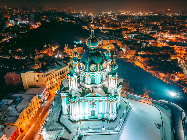 Вид с воздуха на Андреевский храм XIX века в центре Киева ночью зимой