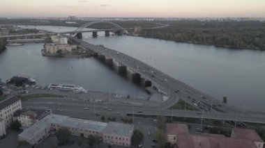 Metropoldeki büyük bir araba trafiğinde insansız hava aracı görüntüsü.